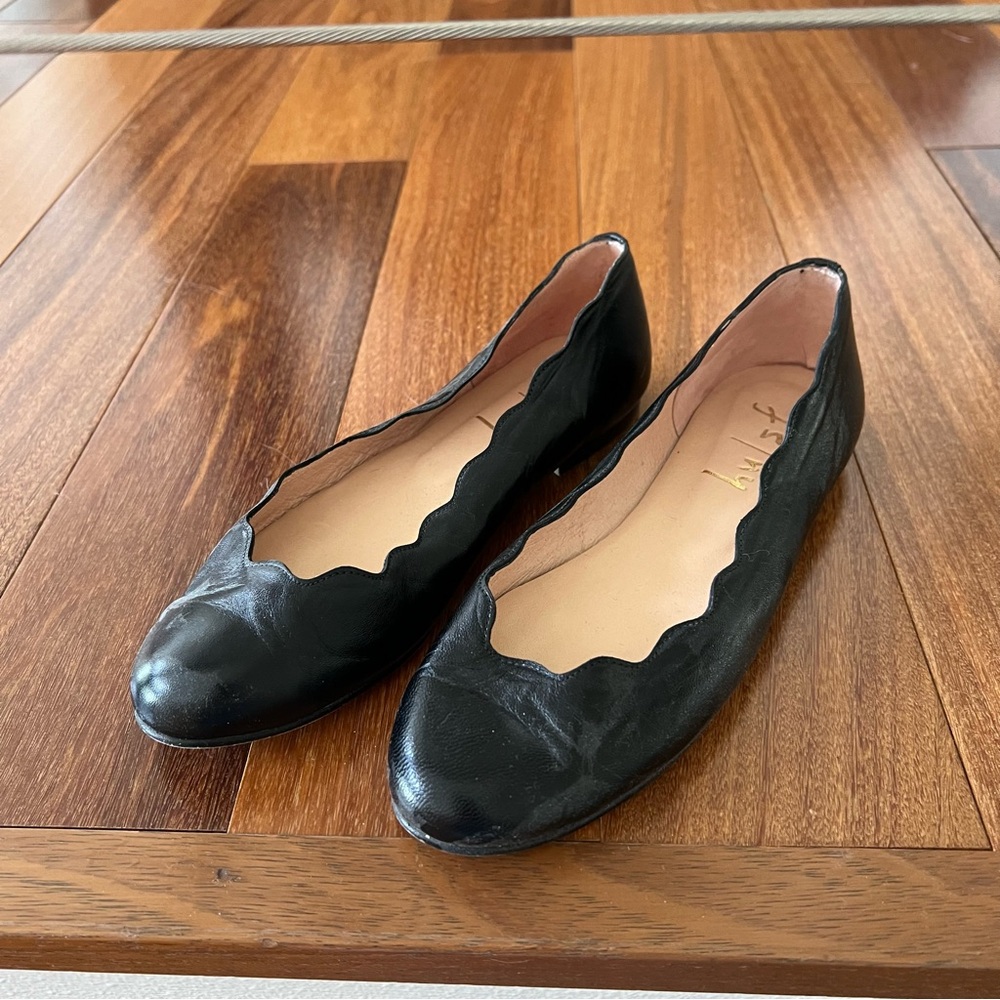 hu/sf Black Leather Scalloped Ballet Flats